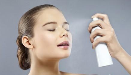 使用補(bǔ)水噴霧之后，到底該不該將殘余的水分擦掉？